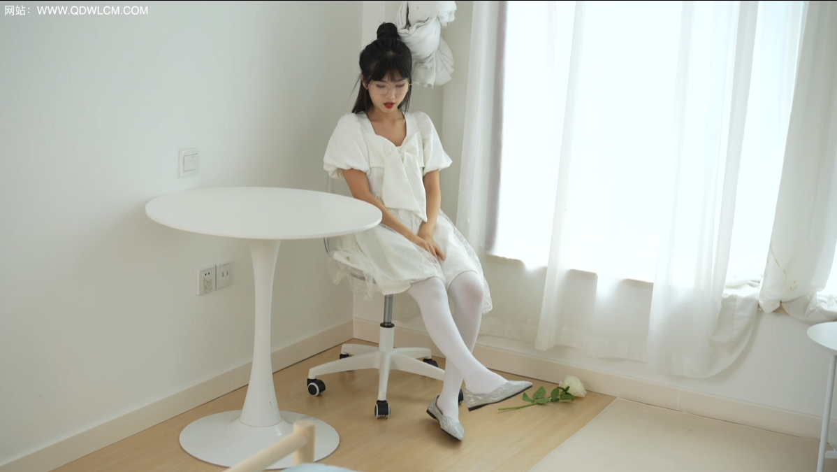 白丝诱惑惩罚脚底-美足馆