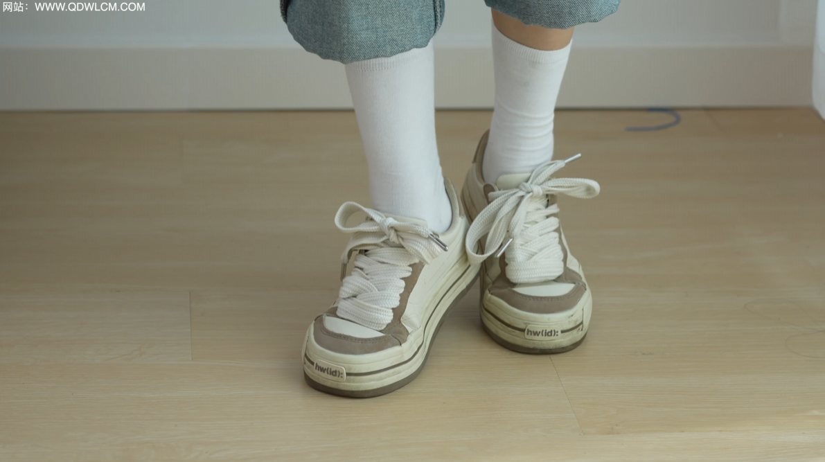 图片[2]-运动鞋白袜美女-美足馆
