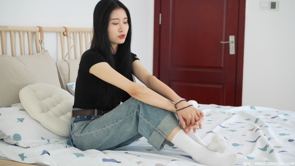 图片[5]-运动鞋白袜美女-美足馆